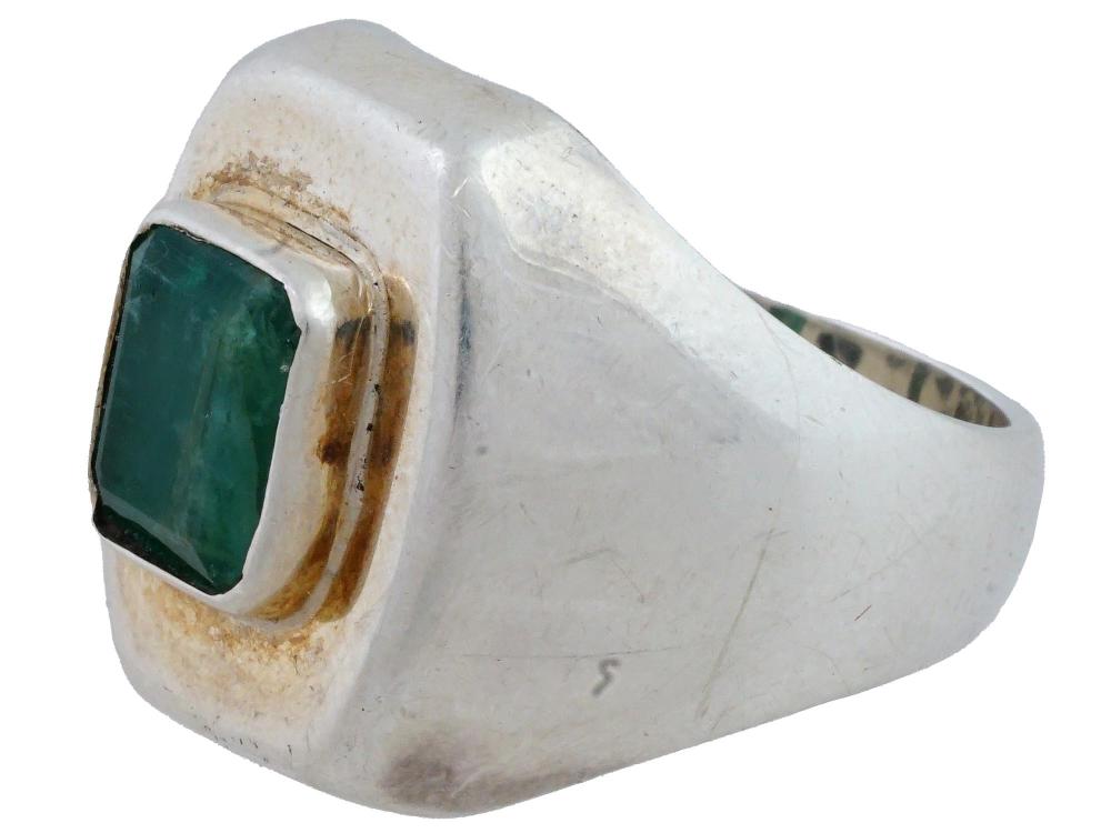 Auction comp thumbnail for 925 STERLING SILVER JEWELRY RING W EMERALD (Antique Arena Inc, Lot 154)