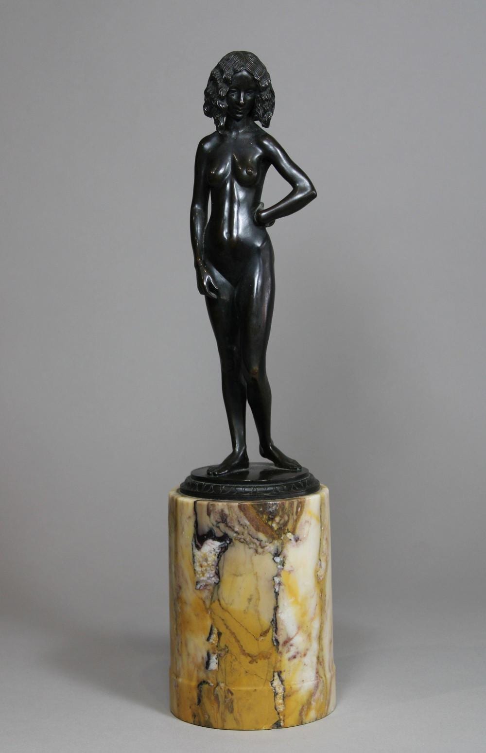 Johann Vierthaler comparable auction result: johann vierthaler deutsch 1869 1957 stehender weiblicher akt bronze signiert marmorsockel h mit sockel 40 cm guter altersbedingter zustand