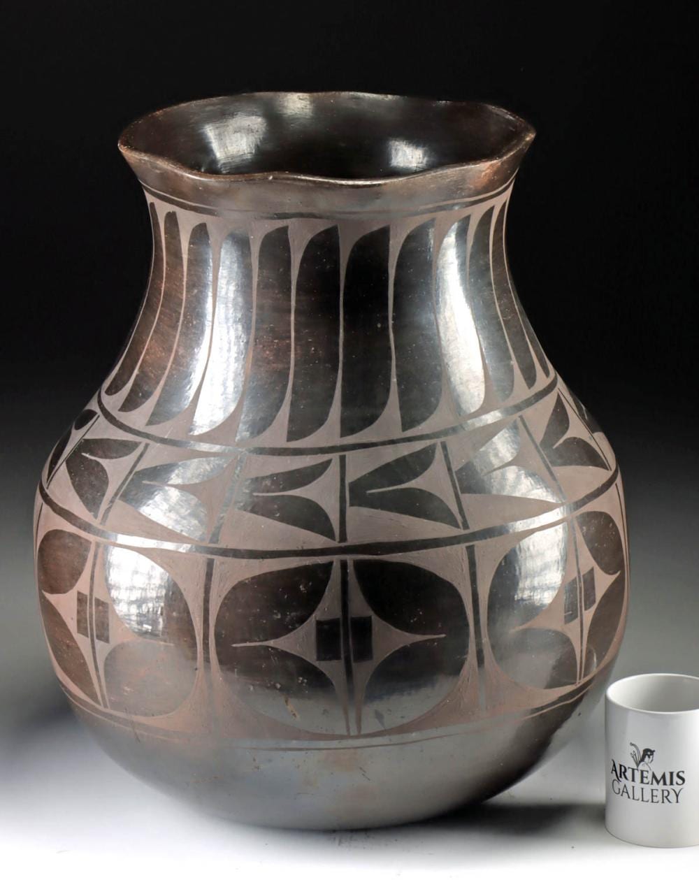 Rafaelita Aguilar comparable auction result: enormous santo domingo pottery jar by rafaelita aguilar