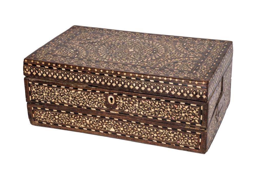 Something indian portable desk Circa 1800 sold by Duran Arte y Subastas, lot 1543 — auction record photograph