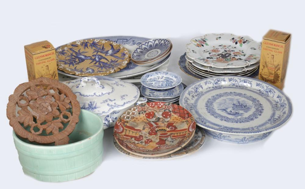 BOX OF ASSORTED ANTIQUE PLATES AND BOWLS sold by Sheppards, lot 1113 — auction record photograph