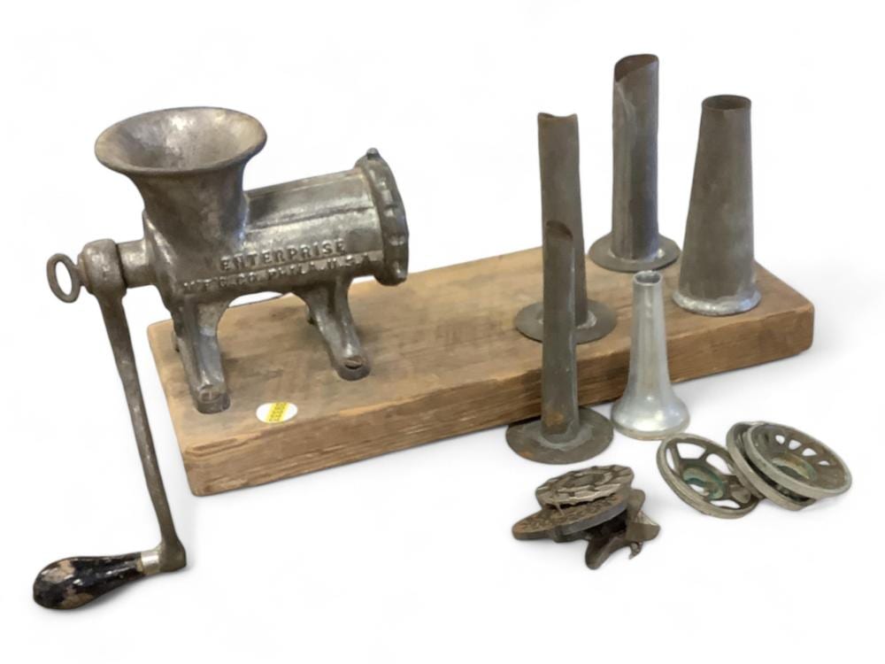 Antique Meat Grinder sold by Apple Tree Auction Center, lot 5331 — auction record photograph