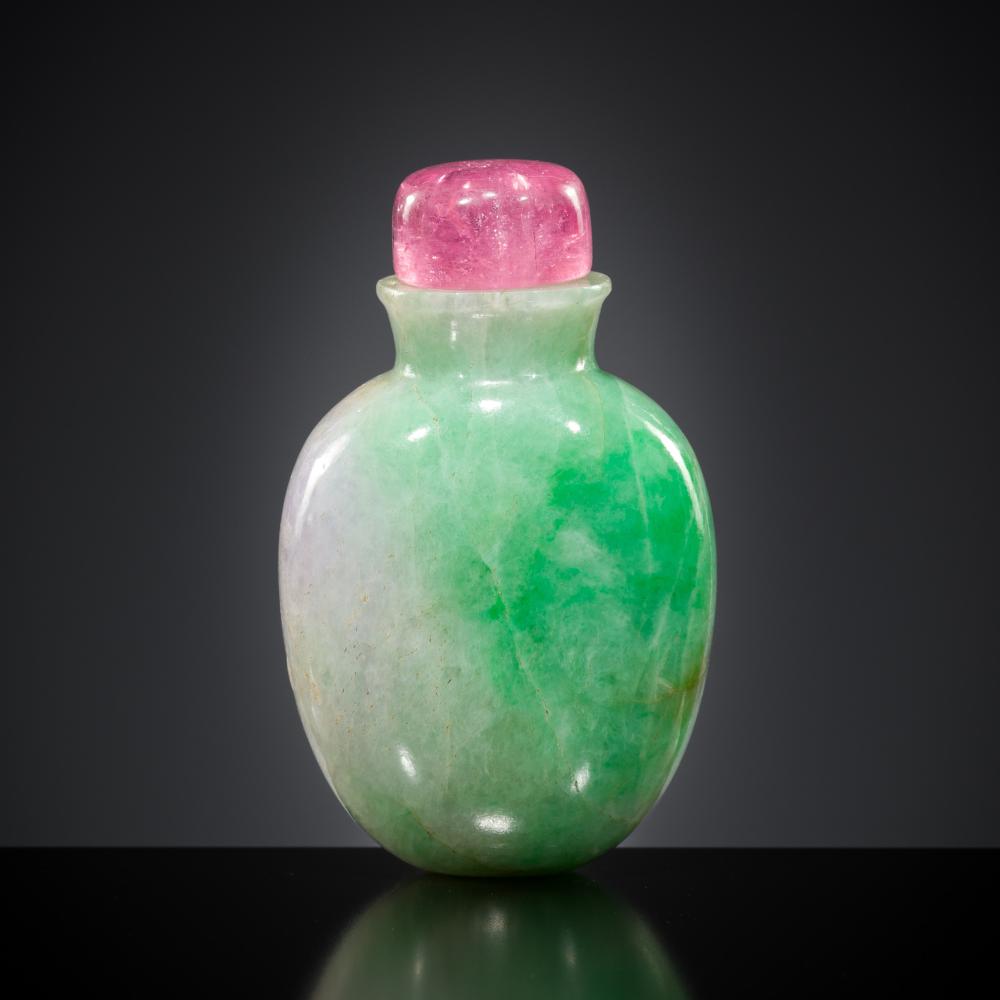 AN APPLE-GREEN AND LAVENDER JADEITE SNUFF BOTTLE, QING DYNASTY, 1780-1850 sold by Galerie Zacke, lot 480 — auction record photograph