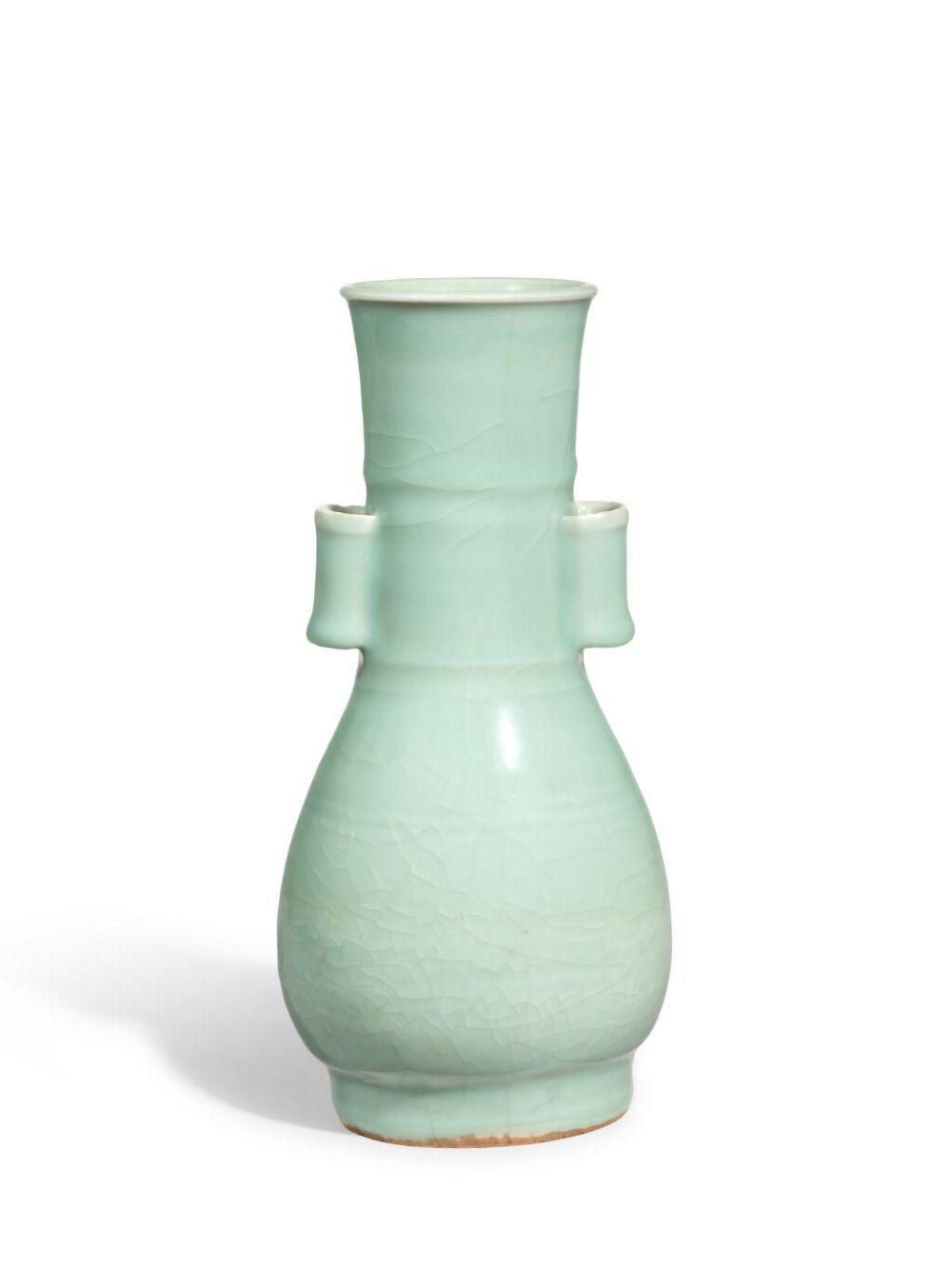An exceptional Longquan celadon 'kinuta' arrow vase, Southern Song dynasty｜南宋　龍泉青釉弦紋貫耳壺 comparable sale