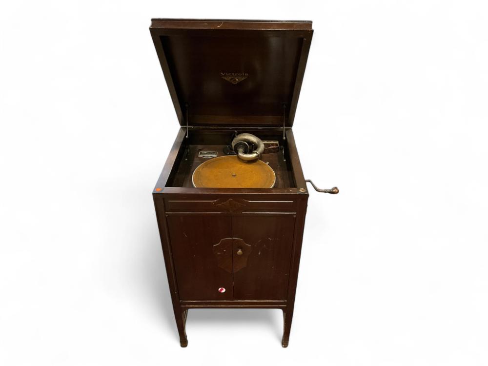 Victor Victrola sold by Apple Tree Auction Center, lot 3043 — auction record photograph