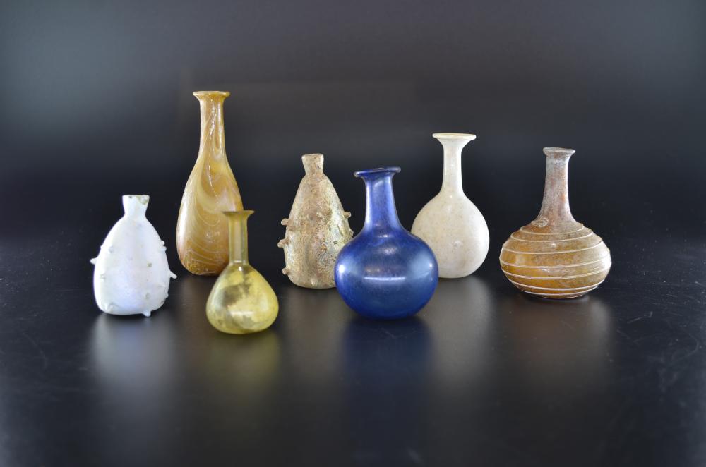 ? Axel comparable auction result: collection of little flasks