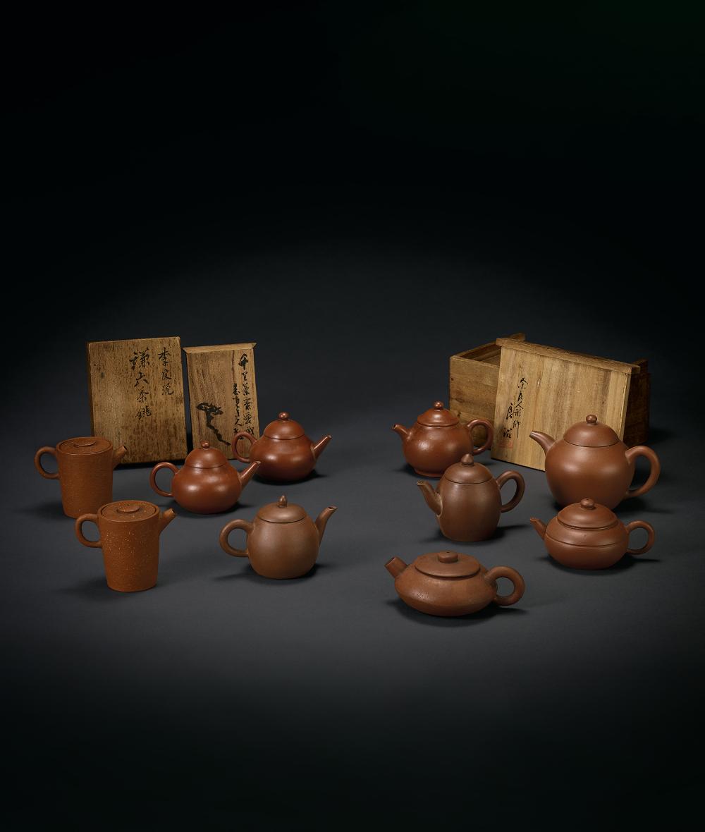 朱泥壺、紫砂壺 十件一組 A SET OF TEN RED CLAY AND ZISHA TEAPOTS sold by Yu Jen Taipei, lot 239 — auction record photograph