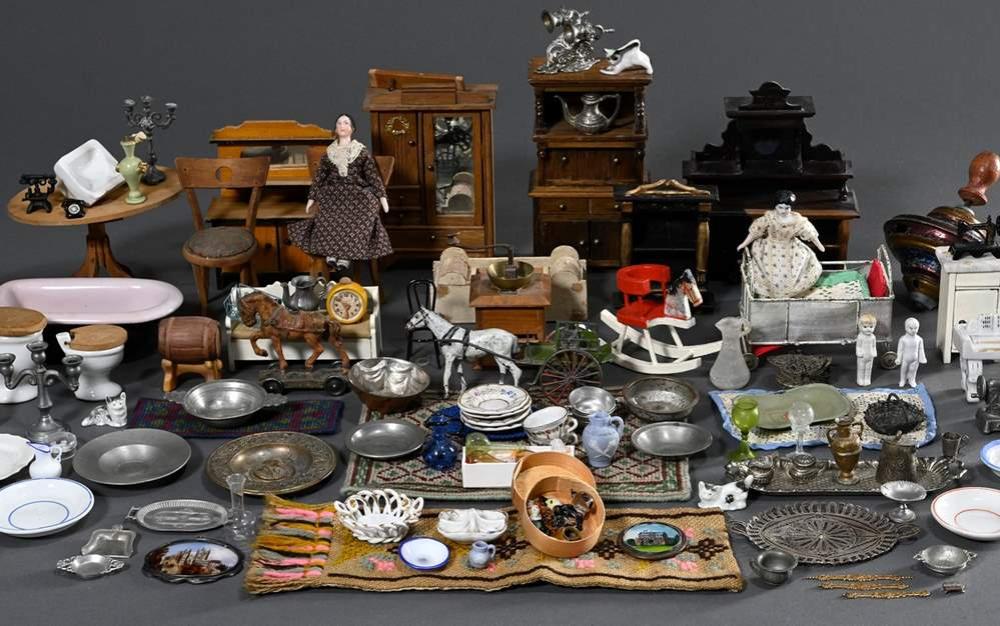 Large set of 19th/20th c. doll's house interiors: including Wilhelminian and Art Nouveau furniture, bathroom fittings, porcelain, pewter and glass crockery, decorations, pictures, wall plates, children's toys and dolls, Christmas tree, carpets and t sold by Kendzia, lot 17 — auction record photograph