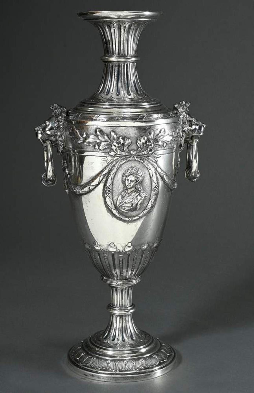 Large Louis XVI style vase with sculpted lion's head mascarons, ring handles and embossed portrait medallions ‘Marie Antoinette and Louis XVI’ in laurel wreaths, unmarked hallmarks, 19th century, silver, 1317g, h. 39cm sold by Kendzia, lot 454 — auction record photograph