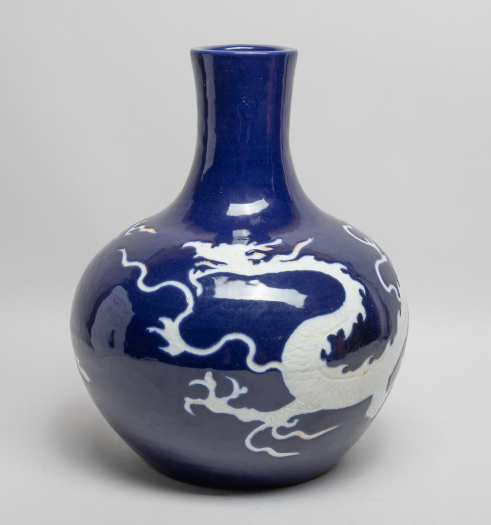 Estate Chinese Export Porcelain Vase sold by Wealthier Art & Auction, lot 2718 — auction record photograph