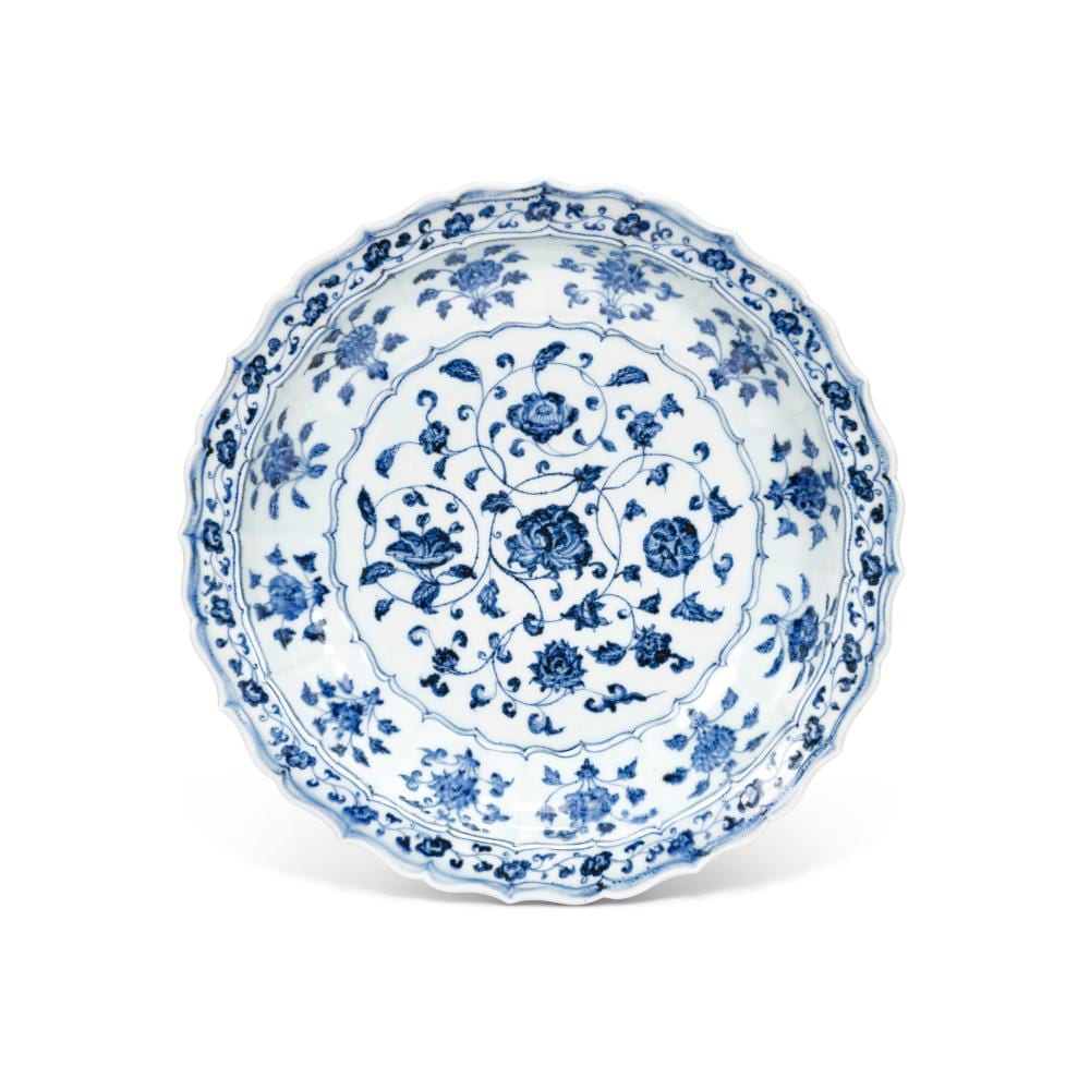 A Superb Large Blue And White ‘FLORAL SCROLL’ BARBED-RIM CHARGER. YONGLE PE comparable sale