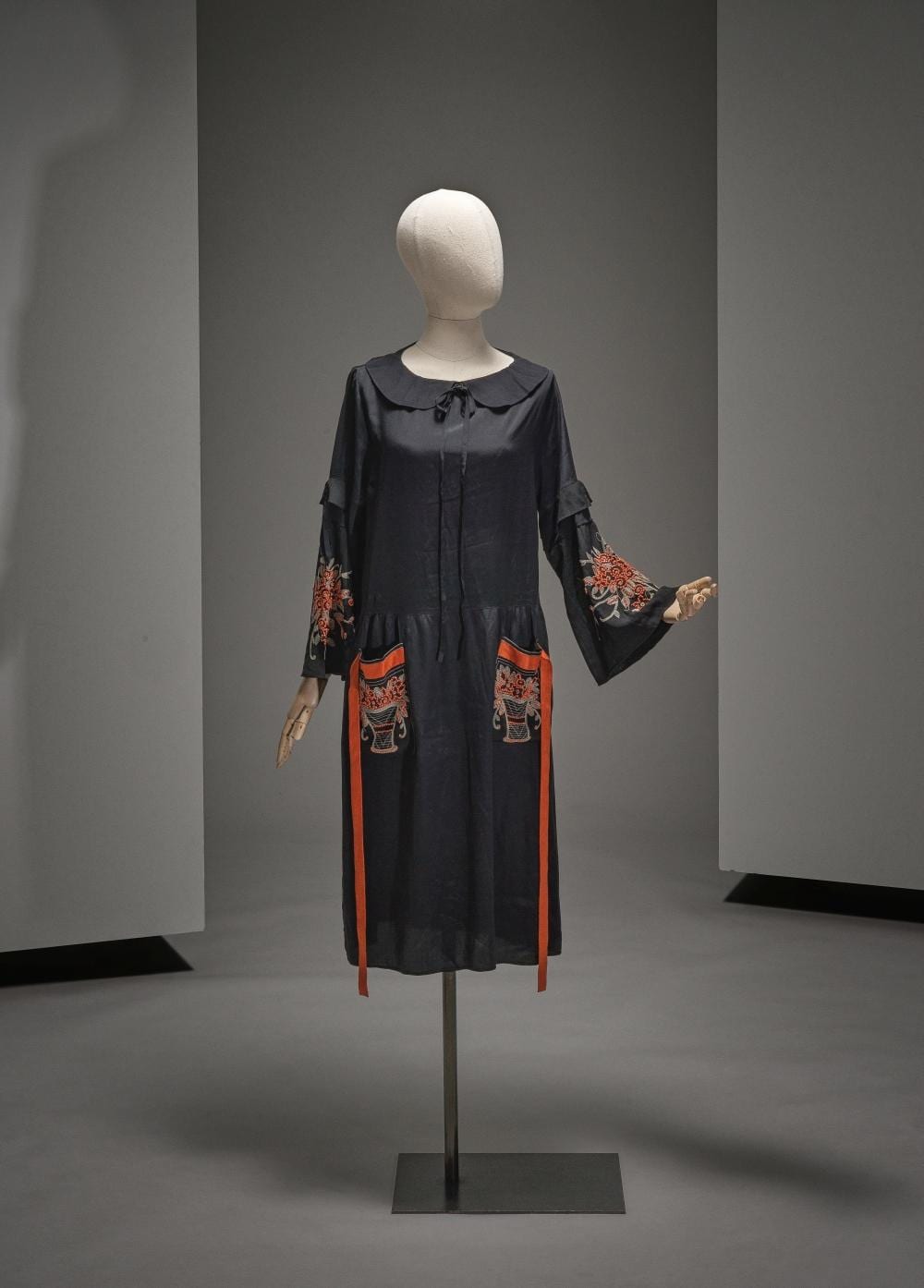jeanne lanvin collection haute couture printemps et 1924 robe en cr pe de chine noir rebrod cr ation jeanne lanvin mod le ritz n 27 · Bonhams · 2025-04-16 Jeanne Lanvin comparable auction result: jeanne lanvin collection haute couture printemps et 1924 robe en cr pe de chine noir rebrod cr ation jeanne lanvin mod le ritz n 27