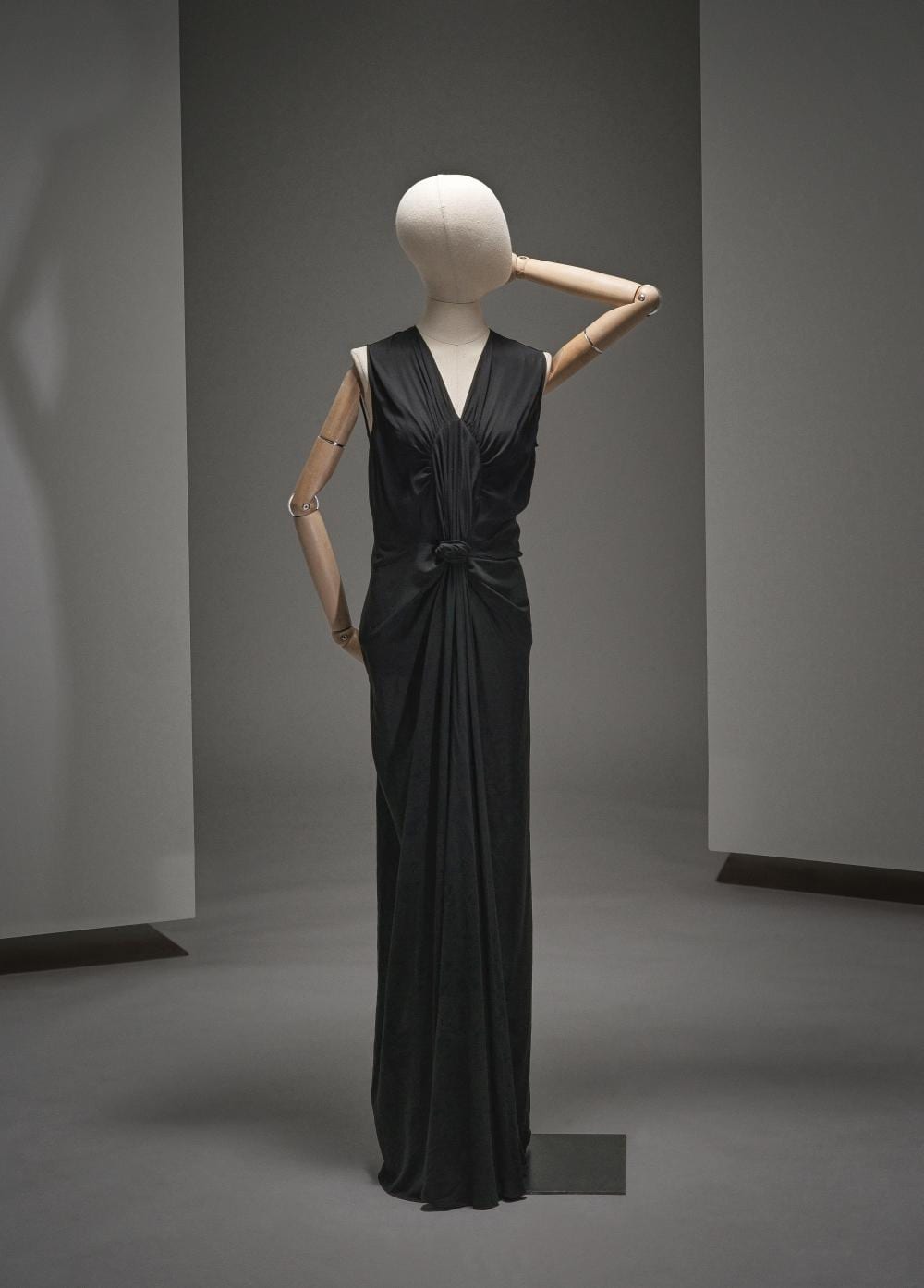 Alix Chatenay-Druey comparable auction result: alix collection haute couture printemps 1937 robe du soir longue en cr pe georgette noir