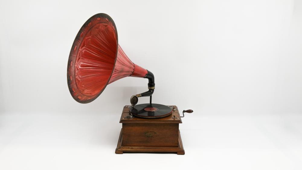 Chantal comparable auction result: an antique gramophone with red patinated horn by chantal