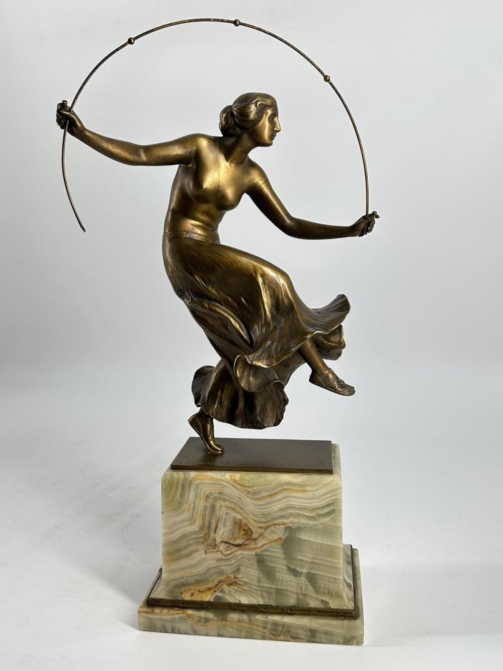 Sigismund Wernekinck comparable auction result: sigismund wernekinck 1872 1921 danseuse au cerceau bronze patine m daille belle base en onyx et retour de bronze fondeur gladenbeck berlin ht totale 48 cm