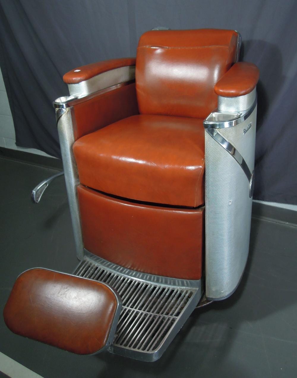 KOKEN PRESIDENTIAL BARBER CHAIR sold by Chamberlain Auction Gallery, lot 174 — auction record photograph