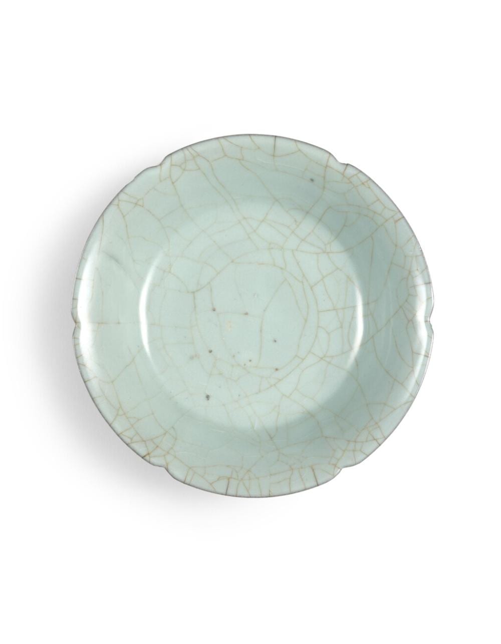 An exceptionally rare and important heirloom Guan lobed dish, Southern Song dynasty | 南宋　官窰青釉葵口盤 comparable sale