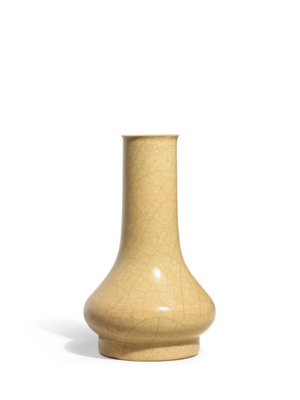 An extremely rare 'beishoku' guan vase, Southern Song dynasty | 南宋　官窰米黃釉直頸瓶 comparable sale