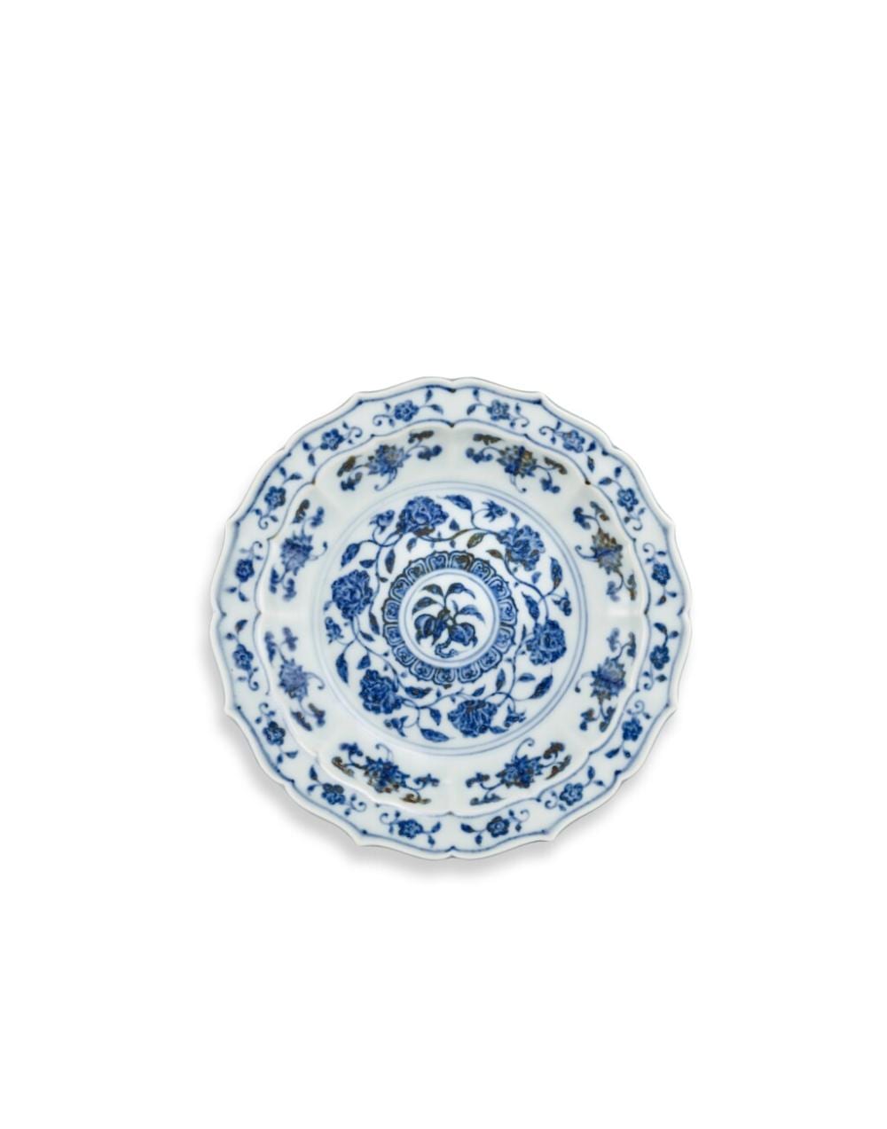 A fine and rare small blue and white barbed dish, Ming dynasty, Yongle period | 明永樂　青花花卉紋菱花式小盤 comparable sale