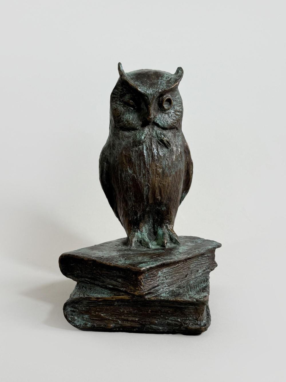 kurt arentz deutsch geb 1934 eule 302 499 bronze reproduktion ars mundi edition max b chner sig dat und num patiniert ma e 22 x 14 5 x 15 cm sehr guter zustand · Auktionshaus Demessieur · 2025-10-18 Kurt Arentz comparable auction result: kurt arentz deutsch geb 1934 eule 302 499 bronze reproduktion ars mundi edition max b chner sig dat und num patiniert ma e 22 x 14 5 x 15 cm sehr guter zustand