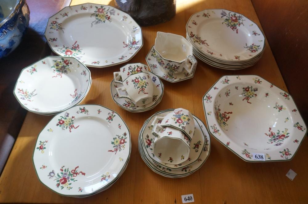 Rut Verburgh comparable auction result: r doulton dinner set for 6 4 cups only