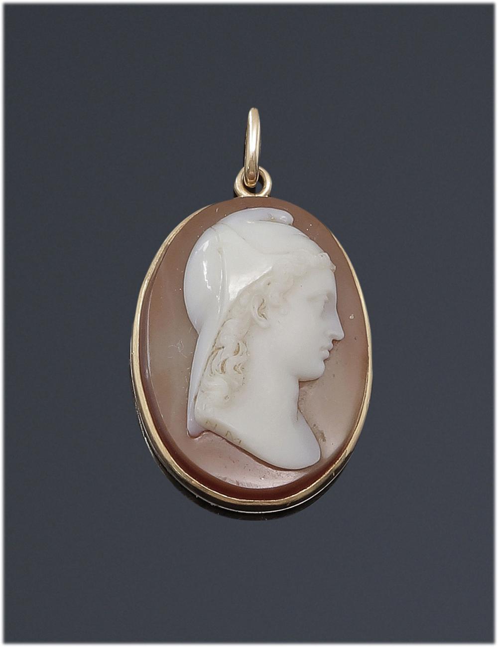 Camée ovale en agate deux couches représentant une femme en buste vers la gauche portant le bonnet phrygien. sold by Phidias, lot 44 — auction record photograph