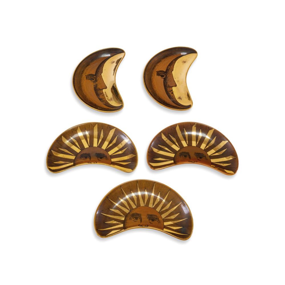 PIERO FORNASETTI 1913-1988 Cinque piatti di servizio 'Mezzi Soli-Mezzaluna' anni '60 - PIERO FORNASETTI 1913-1988 Five 'Mezzi Soli-Mezzaluna'side plates 1960s sold by Aste Bolaffi, lot 57 — auction record photograph