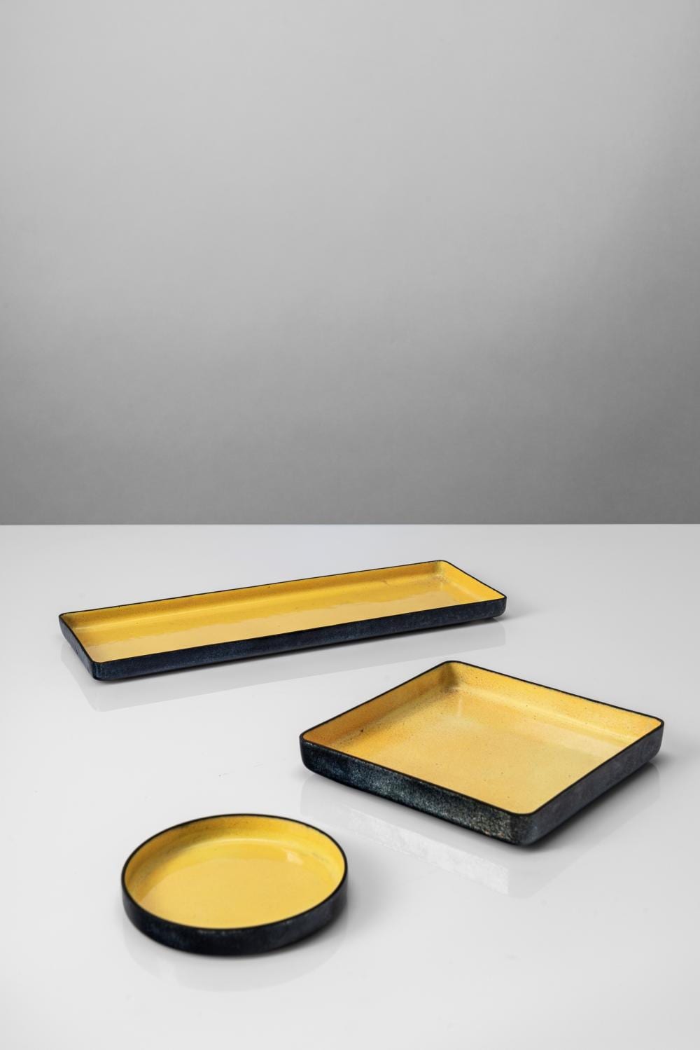 Paolo DePoli comparable auction result: paolo de poli set of three vessels model no 2119 and model no 2122 1960 circa