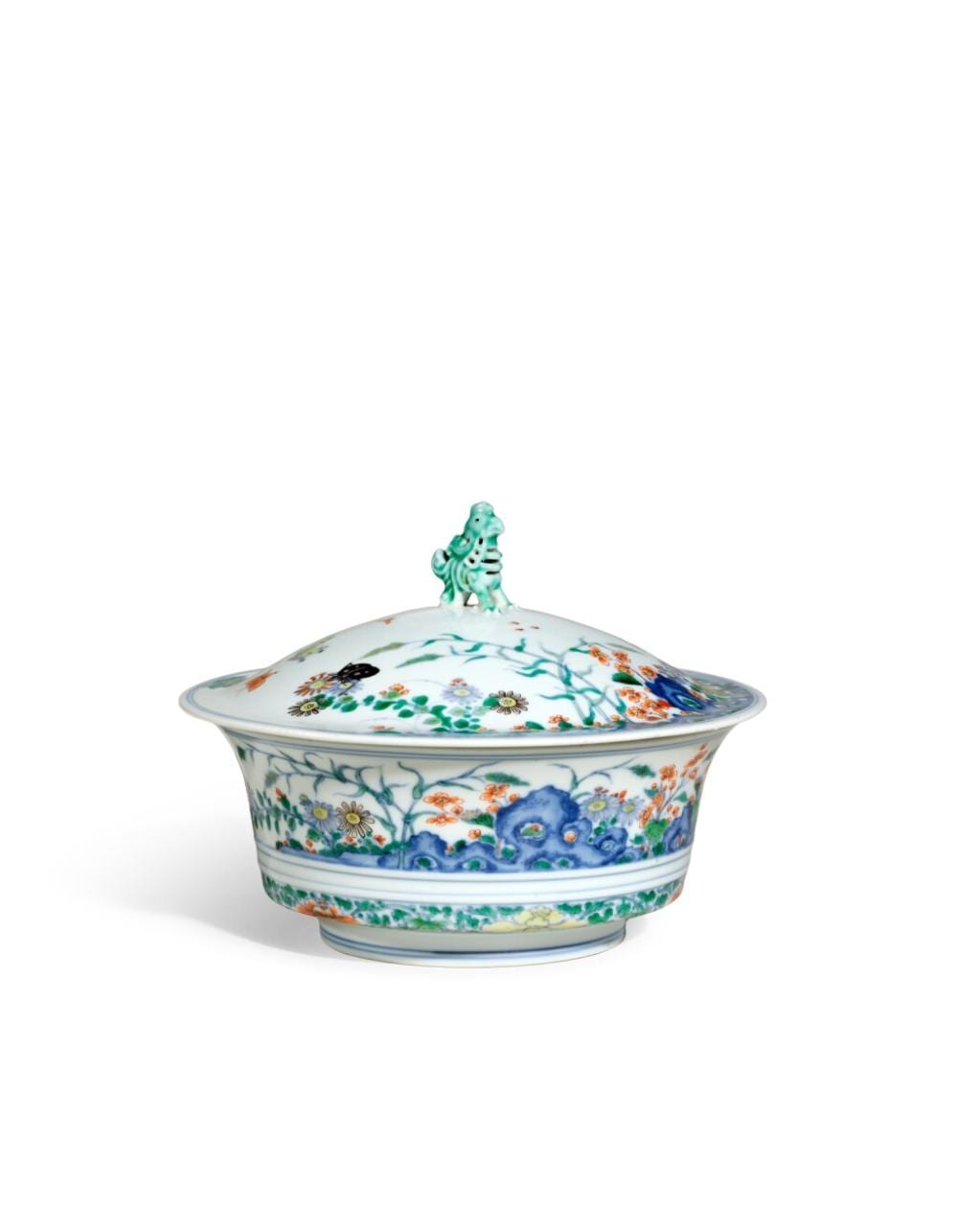 A very rare doucai 'floral' bowl and cover, Marks and period of Yongzheng | 清雍正　鬪彩花蝶紋天雞鈕合盌　《大清雍正年製》款 comparable sale