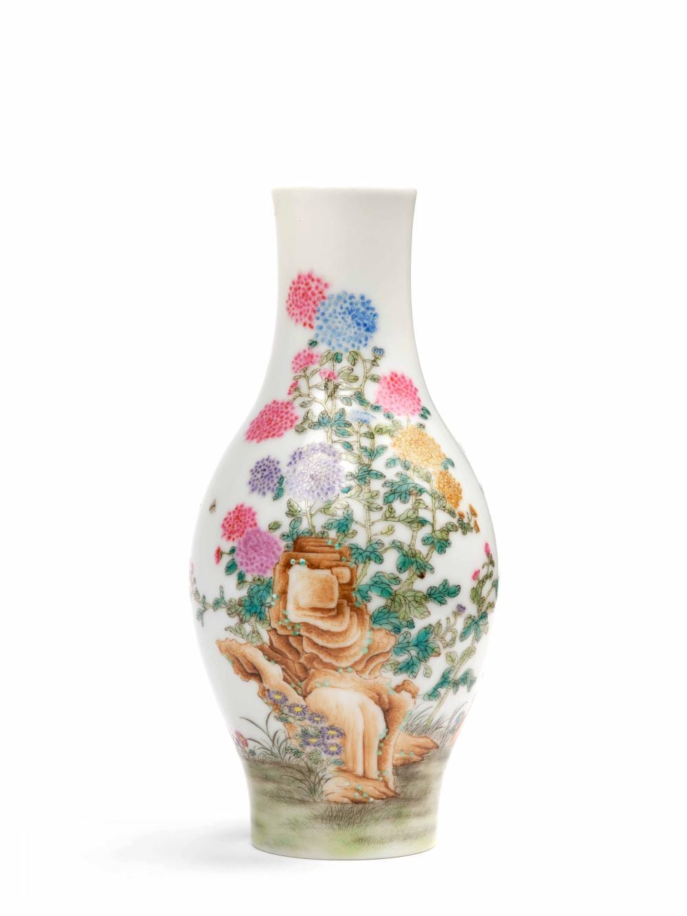 PETIT VASE EN PORCELAINE FAMILLE ROSE, Chine, XXe siècle sold by Artcurial, lot 243 — auction record photograph