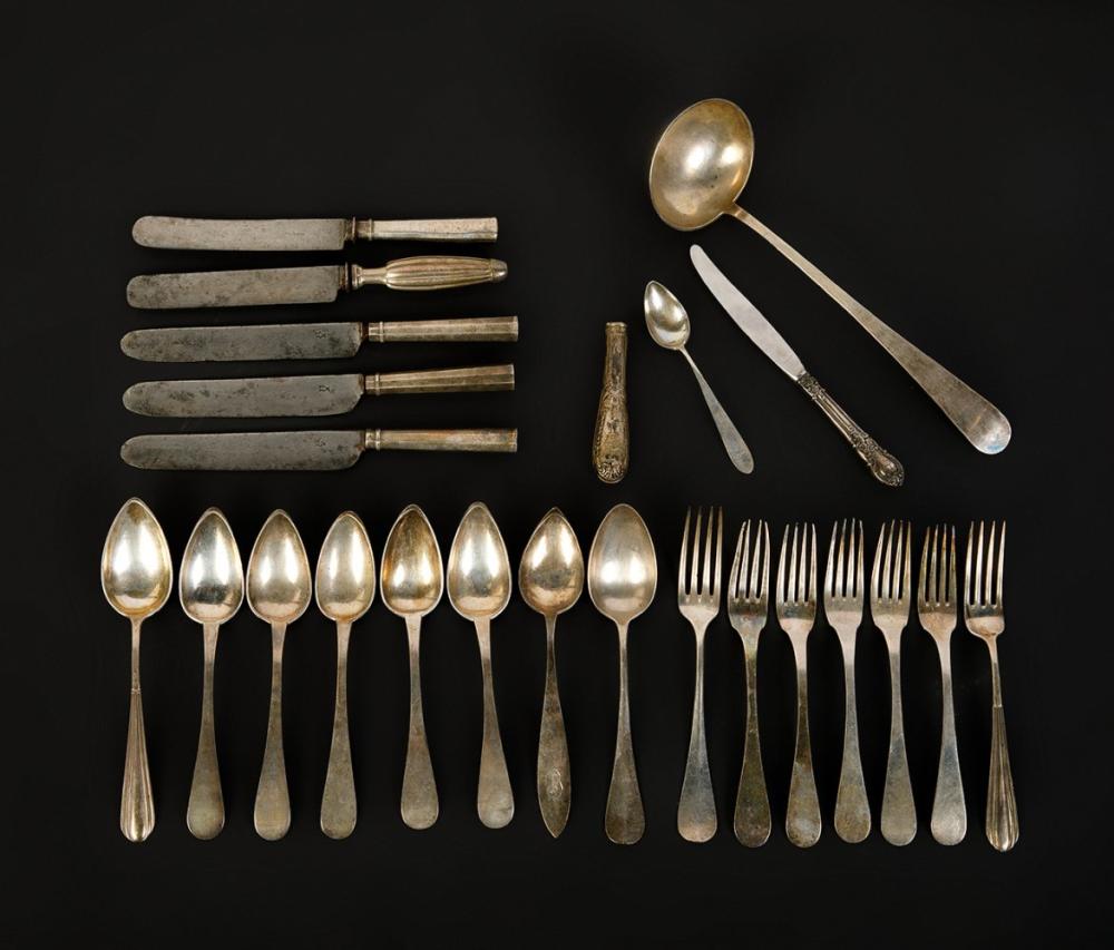 Cutlery, XIX century. In silver. Hallmarks in all the pieces. Net weight without knives: 1100 gr. Presents oxide marks. sold by Setdart Auction House, lot 79 — auction record photograph