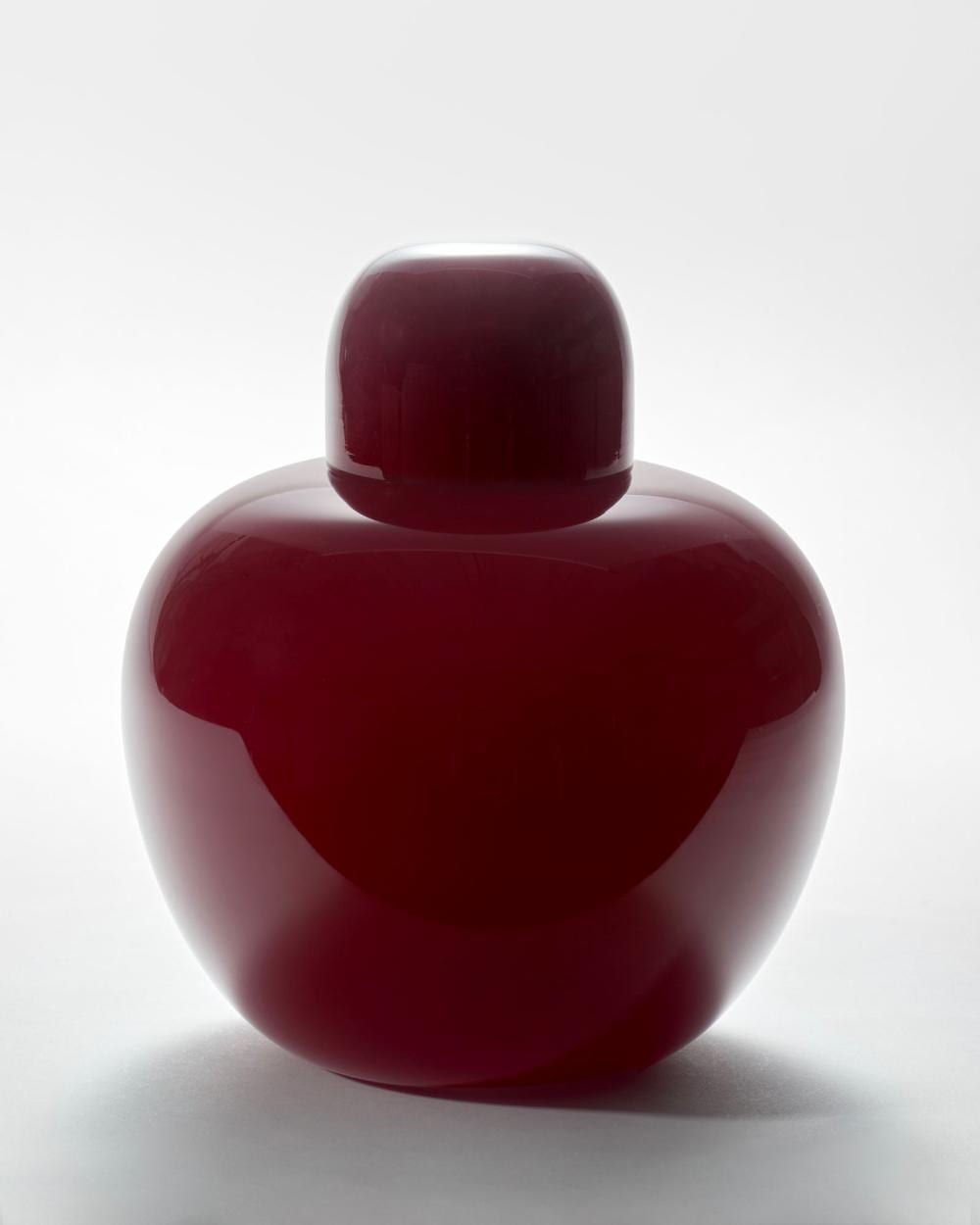 Tobia Scarpa Vase of the series "Cinesi". Execution by Venini, Murano, 2016. Blown glass. Engraved signature "venini 2016". Bearing the manufacturer's label. (h 24 cm.) Literature Paolo Venini e la sua fornace, a cura di M. Barovier e C. ... sold by Il Ponte Auction House, lot 350 — auction record photograph