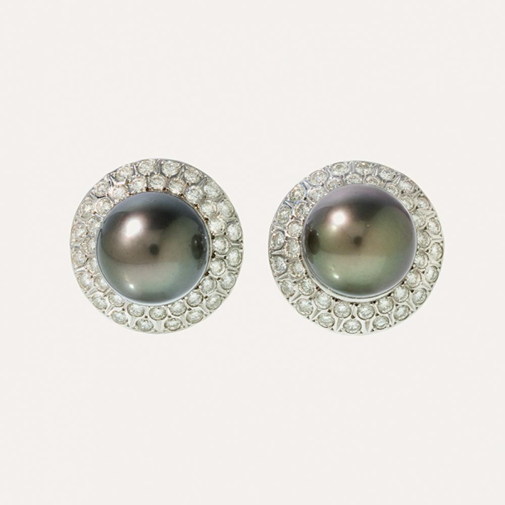 Pair of earrings with Tahitian pearls and diamonds in white gold. sold by Setdart Auction House, lot 149 — auction record photograph