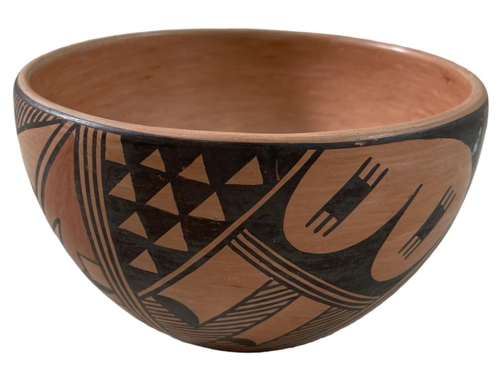 Verla Dewakuku comparable auction result: hopi pueblo cylindrical jar by verla dewakuku