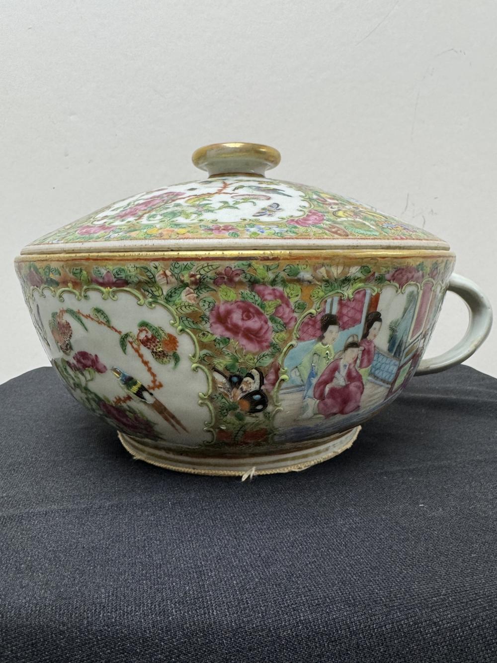 Chinese Export Porcelain Rose Medallion Lidded Chamber Pot sold by Montgomery Auction, lot 1255 — auction record photograph