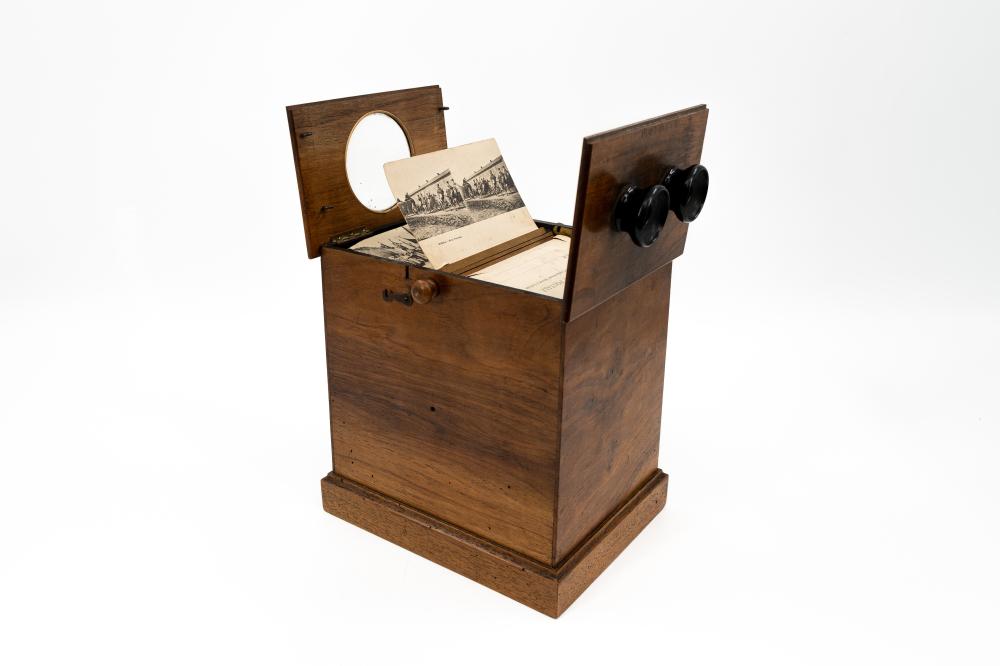 A RARE ANTIQUE WOODEN POSTCARD VIEWER BOX WITH ROTATING INTERIOR sold by Ostantix Auctions, lot 628 — auction record photograph