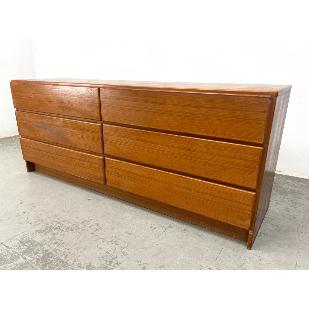 DANISH MODERN LOW DRESSER CHEST. sold by Uniques & Antiques, lot 577 — auction record photograph