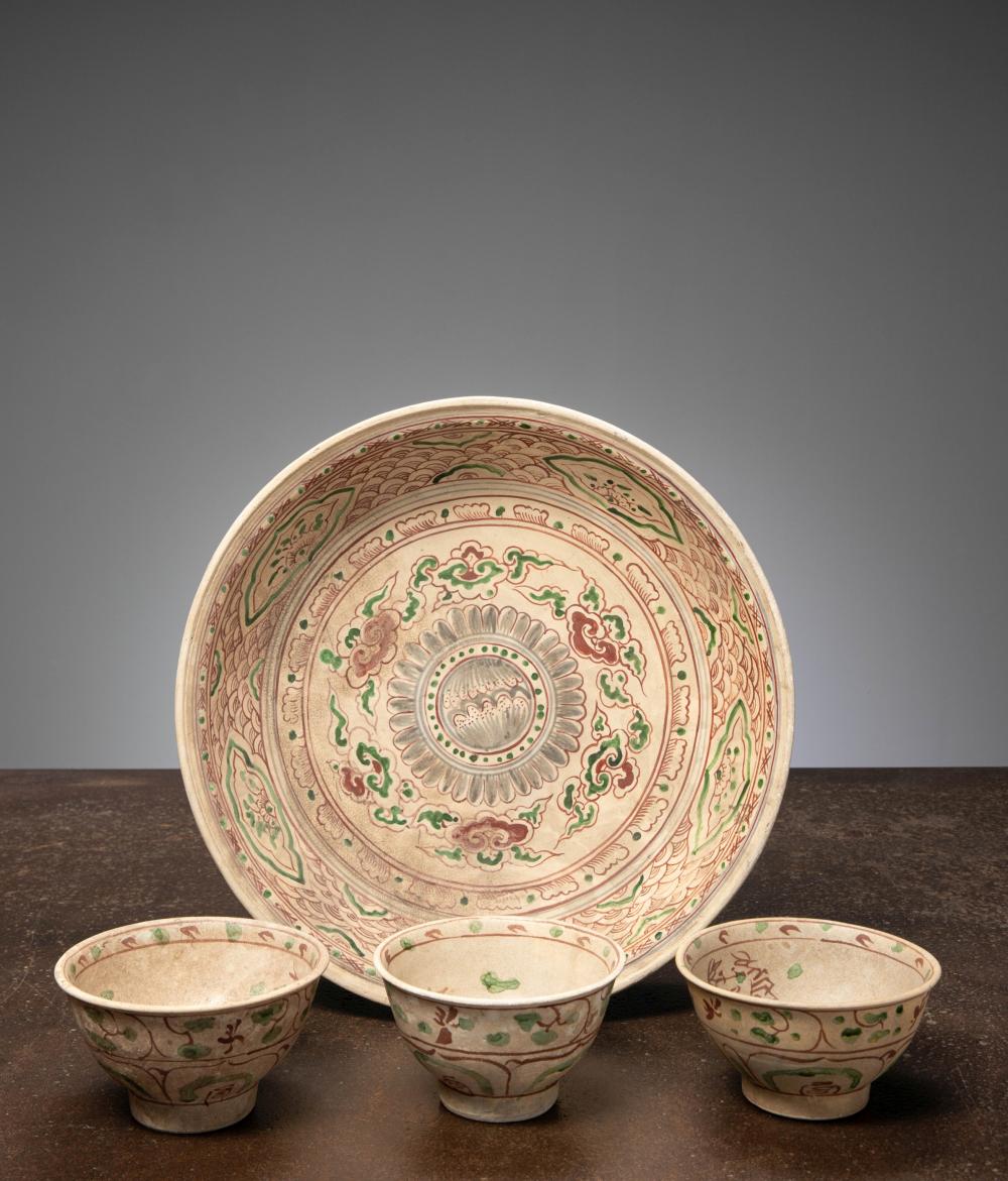 (R) A SET OF PLATE AND BOWLS, VIETNAM 15TH CENTURY sold by Hardt Auctions GmbH, lot 428 — auction record photograph