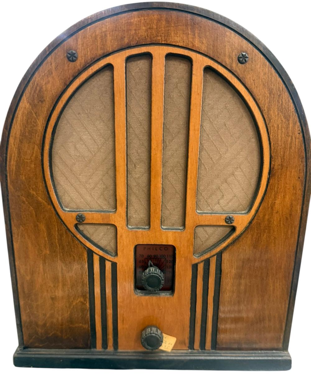1934 Philco Model 54 Cathedral Deco Tube Radio sold by MiddleManBrokers, lot 65 — auction record photograph