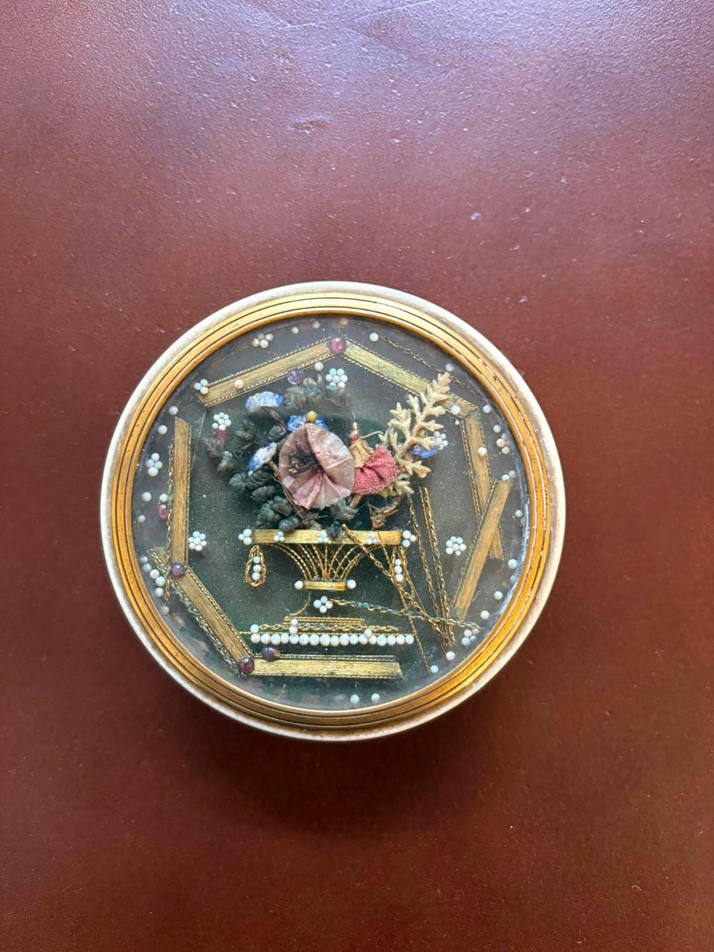Boite circulaire ornée d'une vase fleuri en tissus et fils métalliques dorés. Epoque Louis XVI sold by Gros-Delettrez, lot 103 — auction record photograph