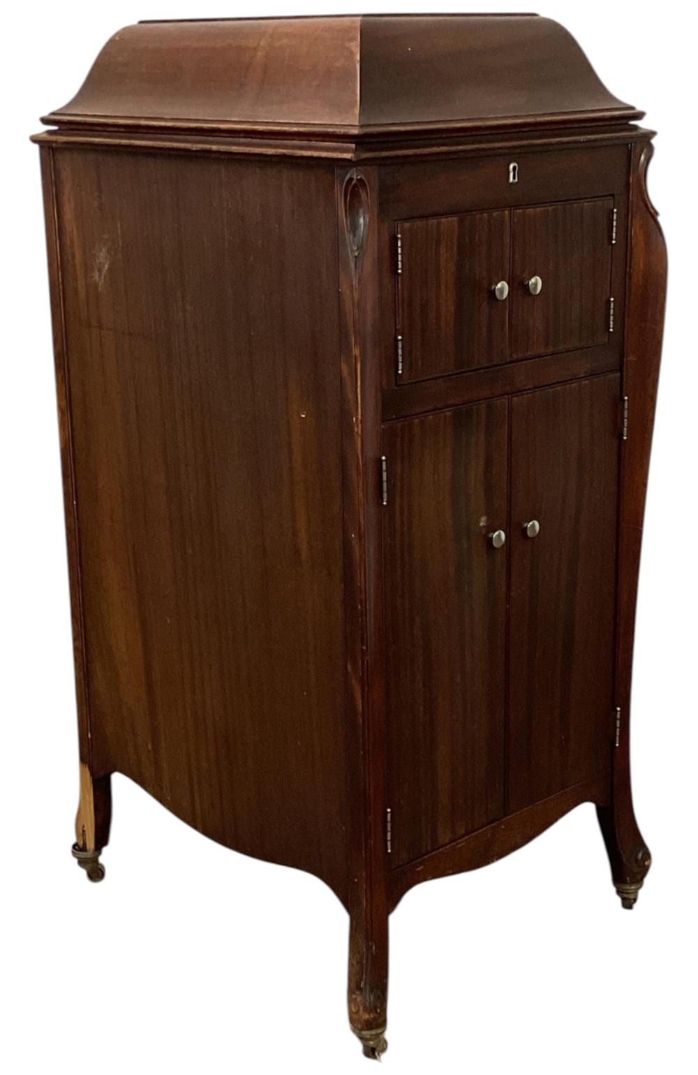 Vintage Victor Talking Machine Co Victrola Phonograph sold by EJ'S Auction & Appraisal, lot 2230 — auction record photograph