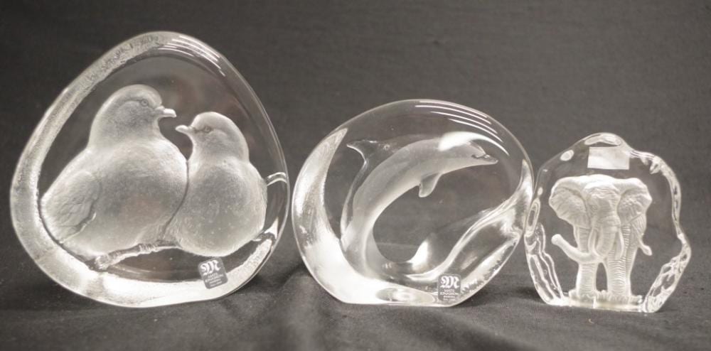 Mats Jonasson comparable auction result: two large mats jonasson paperweights