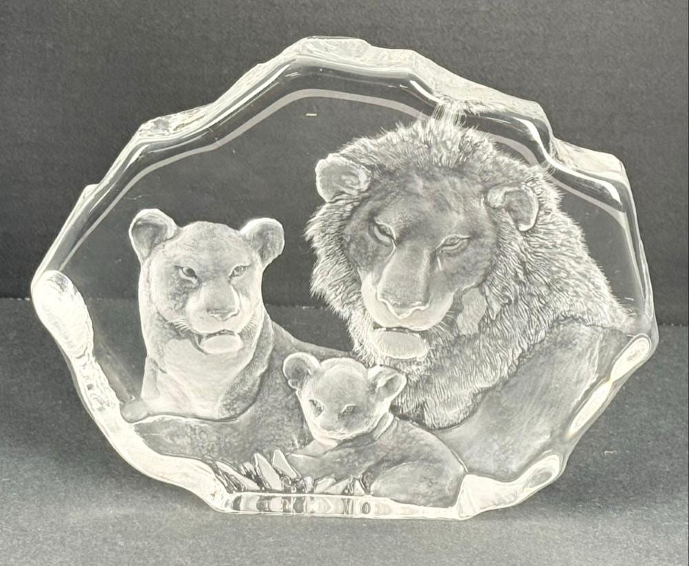 Mats Jonasson comparable auction result: 1990 s mats jonasson lion family swedish glass paperweight sculpture