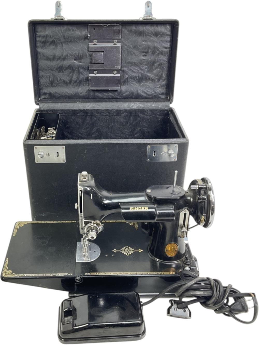 Singer Featherweight 110 Volt Sewing Machines sold by EJ'S Auction & Appraisal, lot 1263 — auction record photograph