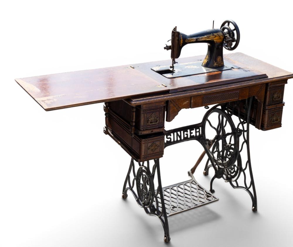 Antique Singer Sewing Machine sold by Keystone Auctions LLC, lot 200E — auction record photograph