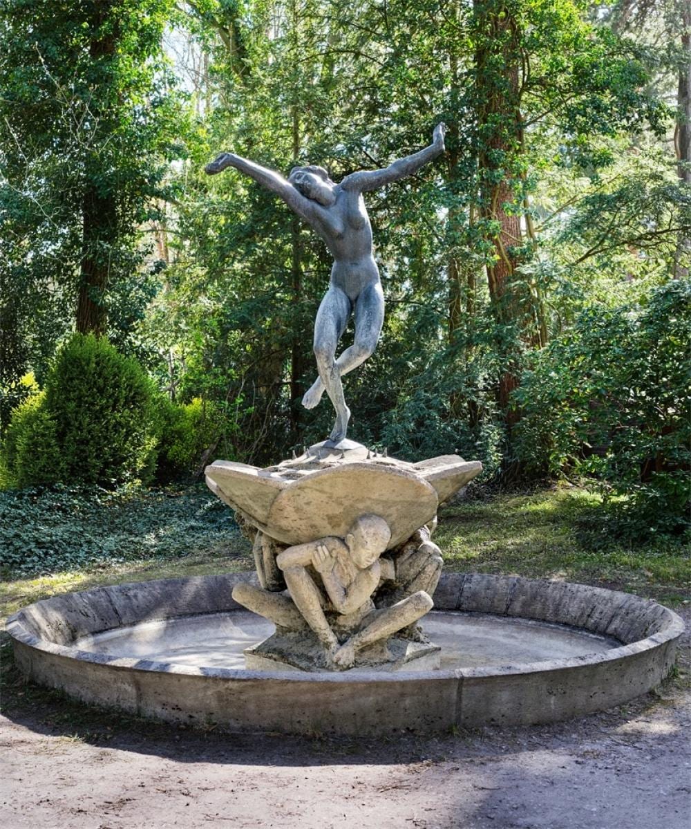 Georg Kolbe comparable auction result: georg kolbe t nzerinnen brunnen