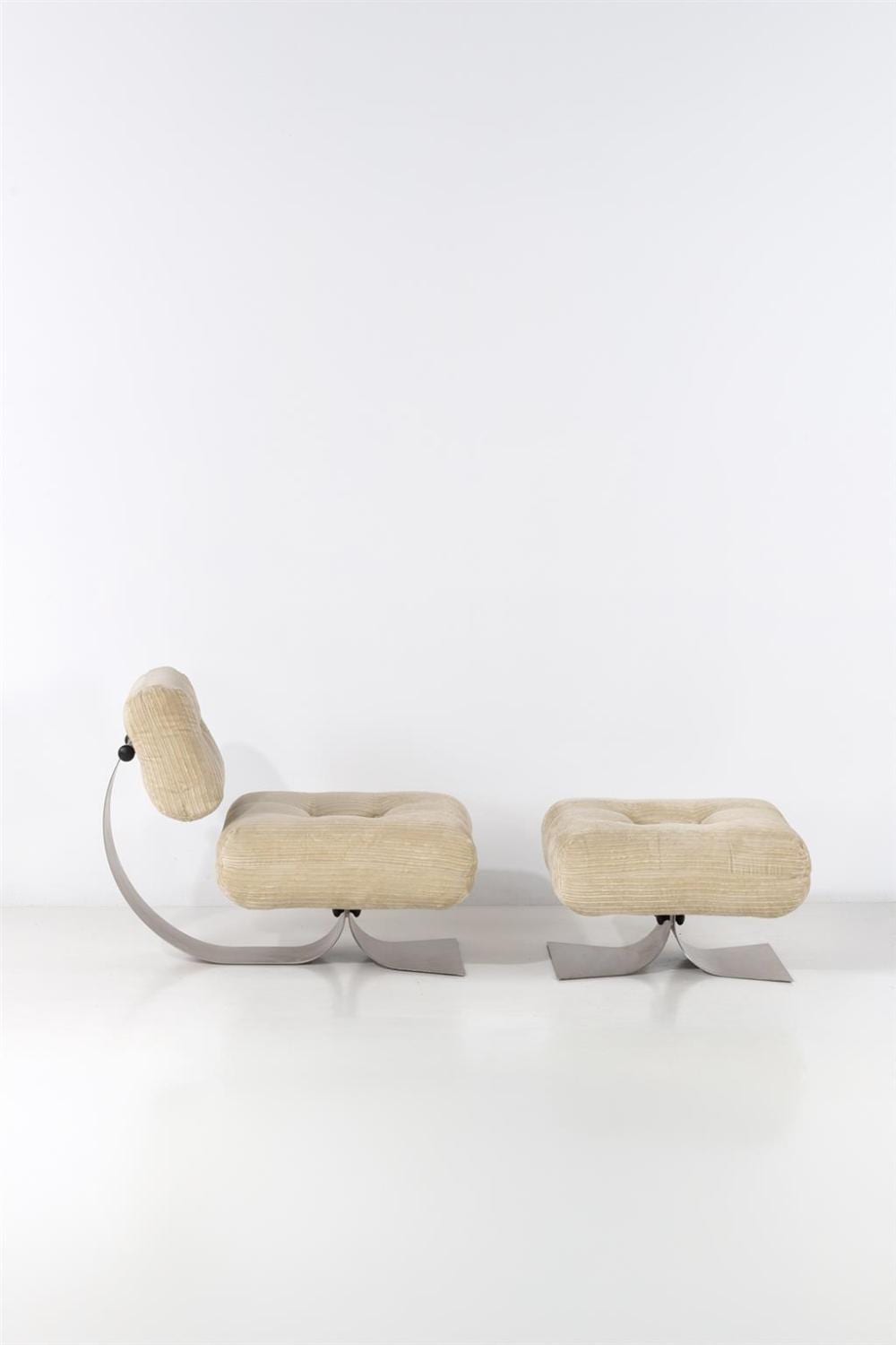 Oscar Niemeyer comparable auction result: oscar niemeyer 1907 2012 lounge chair and footrest alta model
