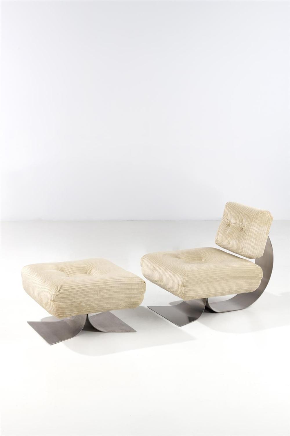 Oscar Niemeyer comparable auction result: oscar niemeyer 1907 2012 lounge chair and footrest alta model