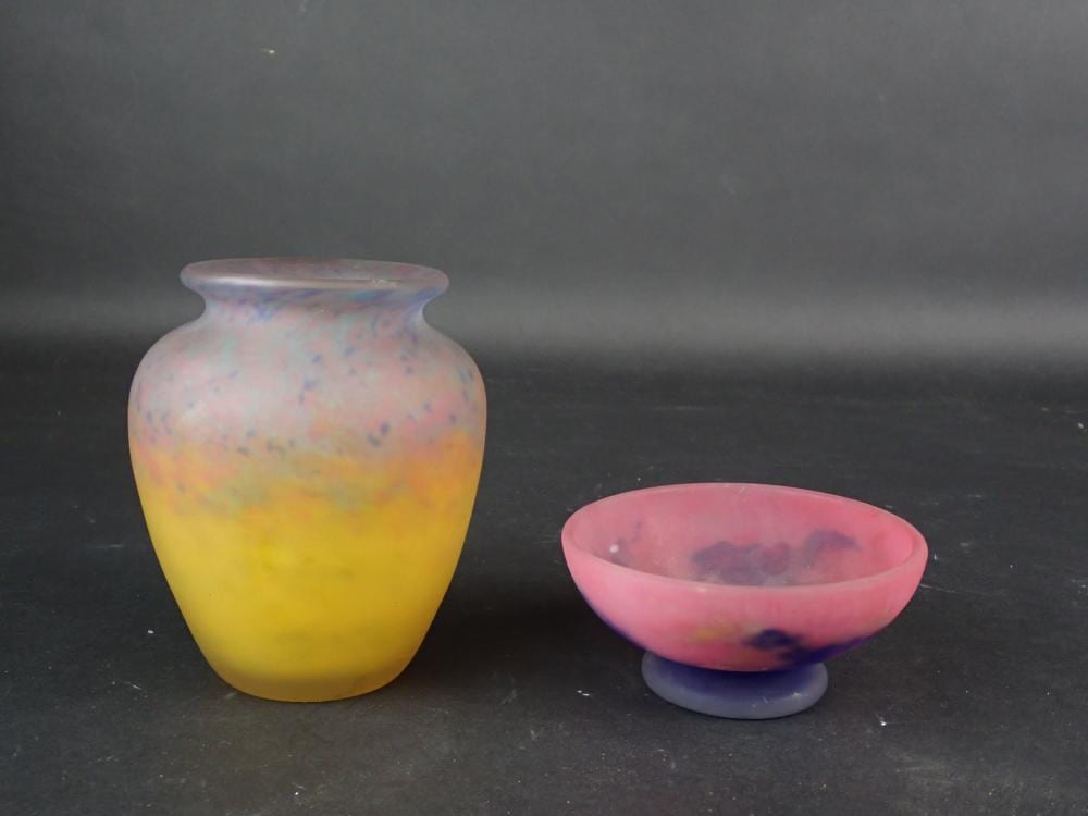 Freres Muller comparable auction result: muller fr res lun ville vase de forme boule en verre marmor en double couche fond jaune sign sur la panse