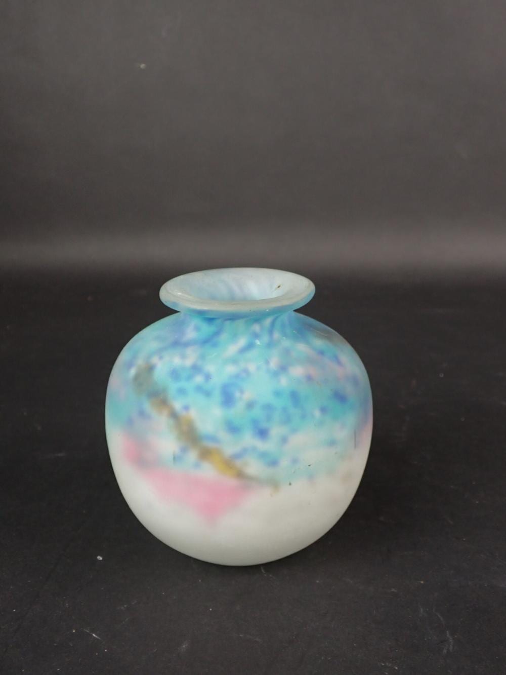 Freres Muller comparable auction result: muller fr res lun ville vase de forme boule en verre marmor en double couche sign sur la panse